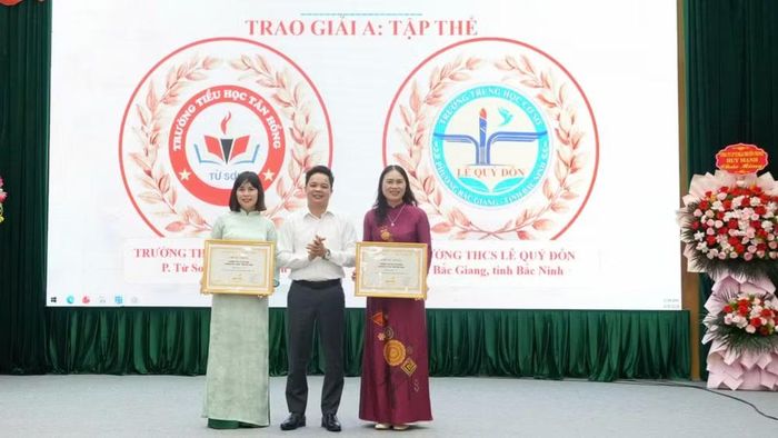 Đại diện Ban tổ chức trao giải A cho các tập thể đoạt giải.