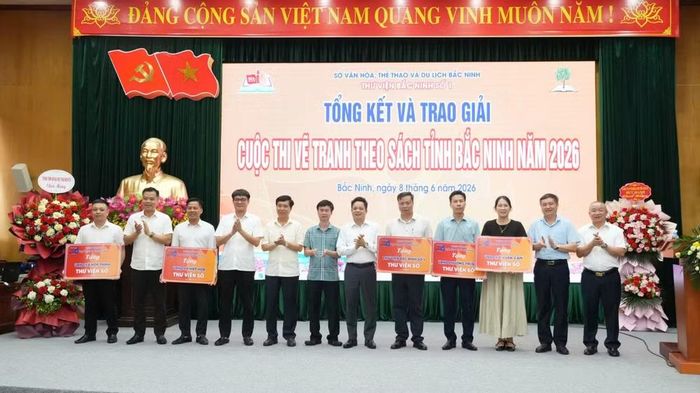 Ban tổ chức trao tặng Thư viện số cho các đơn vị tích cực tham gia cuộc thi.