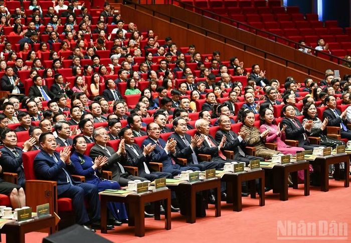 Các đồng chí lãnh đạo, nguyên lãnh đạo Đảng, Nhà nước và đại biểu dự Đại hội.