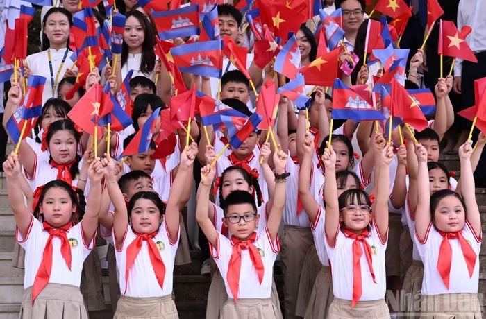 Các cháu thiếu nhi vẫy chào hai Thủ tướng.