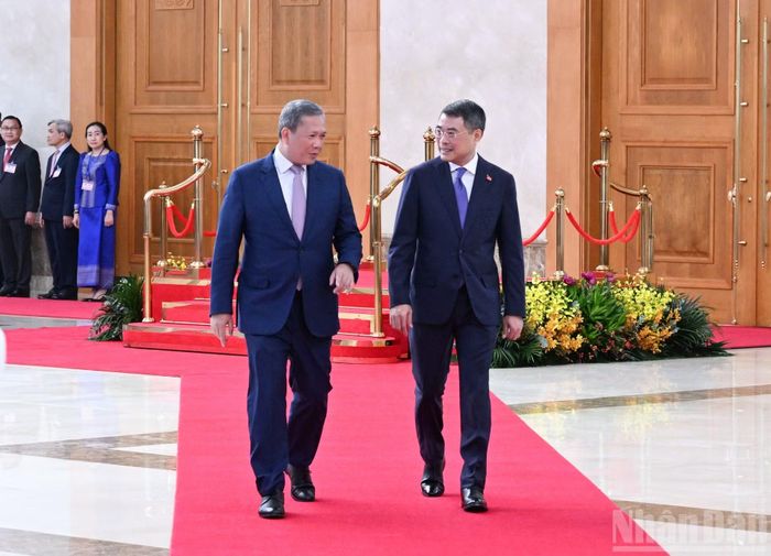 Thủ tướng Lê Minh Hưng và Thủ tướng Vương quốc Campuchia Samdech Moha Borvor Thipadei Hun Manet vào phòng hội đàm.