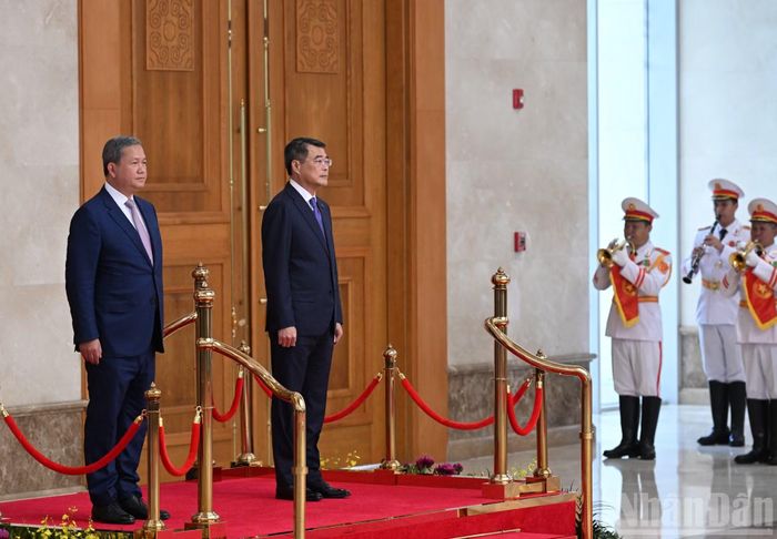 Thủ tướng Lê Minh Hưng và Thủ tướng Vương quốc Campuchia Samdech Moha Borvor Thipadei Hun Manet thực hiện nghi lễ chào cờ hai nước.