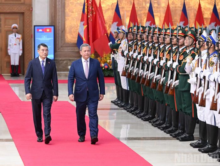 Thủ tướng Lê Minh Hưng và Thủ tướng Vương quốc Campuchia Samdech Moha Borvor Thipadei Hun Manet duyệt Đội danh dự Quân đội nhân dân Việt Nam.