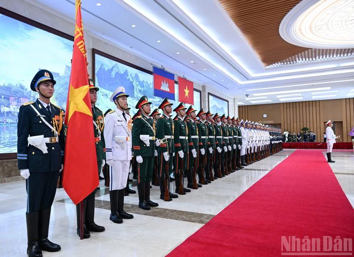 Đội danh dự Quân đội nhân dân Việt Nam.