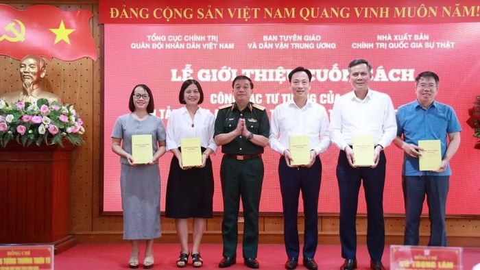 Trao tặng cuốn sách cho đại diện các ban, bộ, ngành Trung ương và một số đơn vị thư viện, học viện và nhà trường.