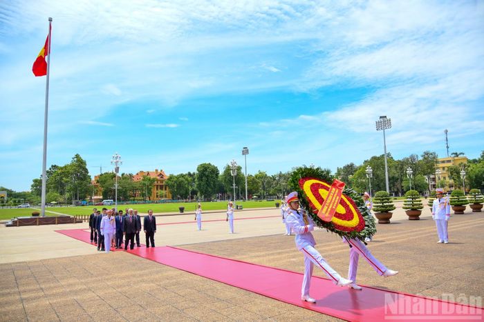 Thủ tướng Timor-Leste Kay Rala Xanana Gusmao và đoàn vào Lăng viếng Chủ tịch Hồ Chí Minh.