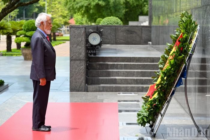 Thủ tướng Timor-Leste Kay Rala Xanana Gusmao đặt vòng hoa tưởng niệm Chủ tịch Hồ Chí Minh.