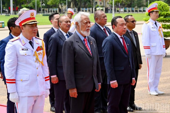 Sau khi hai chiến sĩ đặt vòng hoa vào vị trí, Thủ tướng Timor-Leste Kay Rala Xanana Gusmao kính cẩn trước nơi yên nghỉ của vị lãnh tụ Việt Nam - Chủ tịch Hồ Chí Minh.