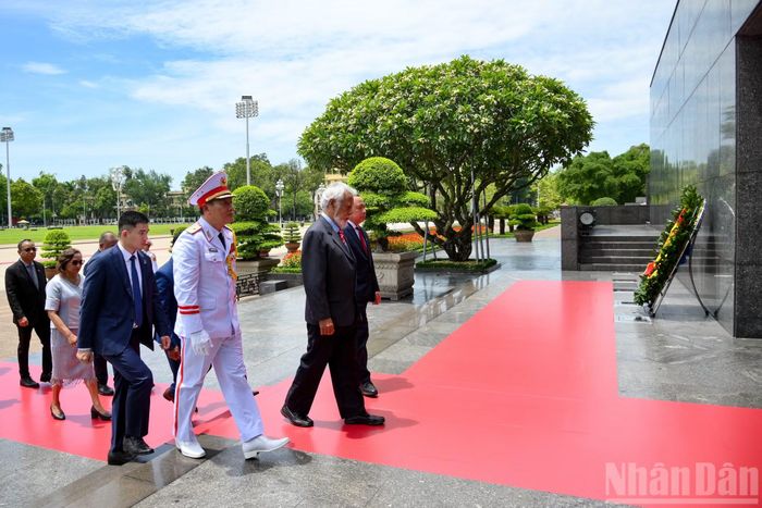 Thủ tướng Timor-Leste Kay Rala Xanana Gusmao cùng đoàn vào Lăng viếng Chủ tịch Hồ Chí Minh.
