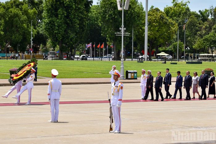  Thủ tướng Timor-Leste Kay Rala Xanana Gusmao và đoàn bước chậm trên khu vực Quảng trường Ba Đình phía trước Lăng Chủ tịch Hồ Chí Minh. 