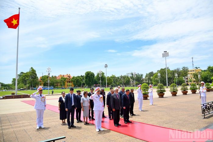 Thủ tướng Timor-Leste Kay Rala Xanana Gusmao cùng Đoàn đại biểu cấp cao tưởng niệm Chủ tịch Hồ Chí Minh.