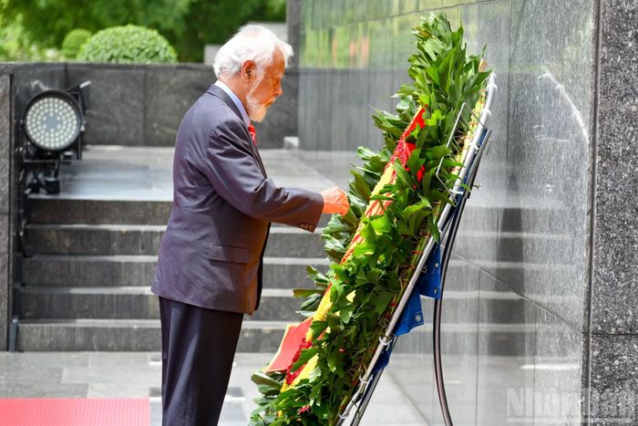 Thủ tướng Timor-Leste Kay Rala Xanana Gusmao chỉnh dòng chữ trên vòng hoa.