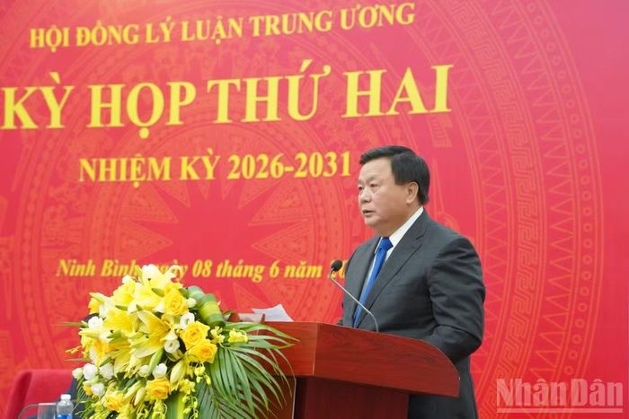 Đồng chí Nguyễn Xuân Thắng phát biểu định hướng tại kỳ họp. (Ảnh: HẢI ĐĂNG)