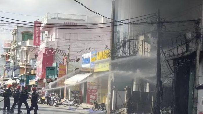 Lực lượng chức năng khống chế, dập tắt đám cháy.