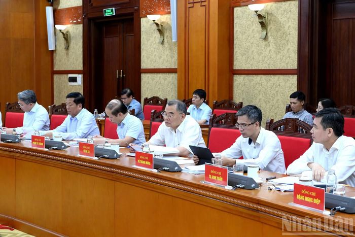 Các đại biểu tham dự cuộc làm việc.