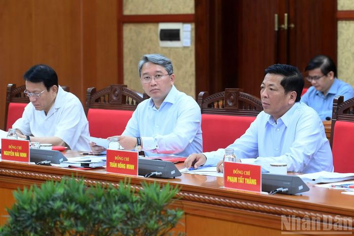 Các đại biểu tham dự cuộc làm việc.