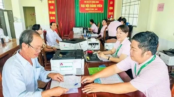 Việc tổ chức giao dịch tại xã và các khóm, ấp lân cận sau sáp nhập đã tạo điều kiện thuận lợi để người dân tiếp cận nguồn vốn tín dụng chính sách.
