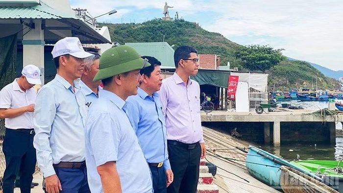 Lãnh đạo phường Quy Nhơn kiểm tra quy trình cấp nước sạch tại Khu phố 9. (Ảnh: HẢI MINH)