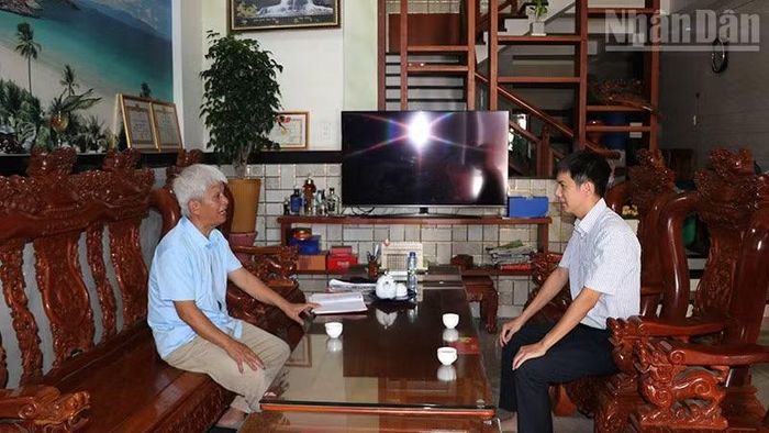 Đồng chí Đặng Ngọc Vỹ (bìa phải) triển khai công tác đưa công nghệ vào quản lý, phân công đảng viên trẻ tham gia Tổ Công nghệ số cộng đồng