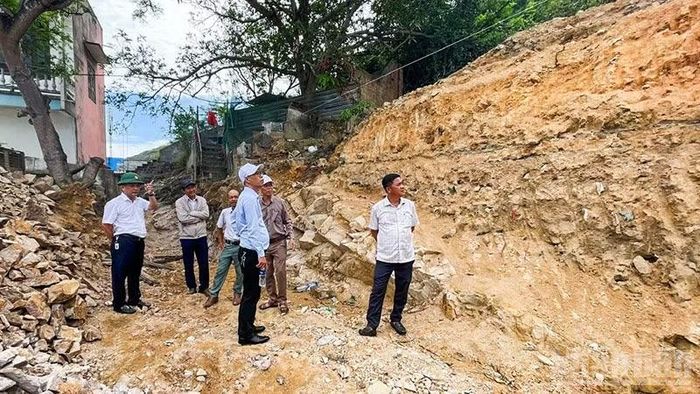 Đồng chí Nguyễn Hữu Khúc (bìa trái) kiểm tra thực tế tiến độ các công trình khắc phục thiên tai tại Khu phố 9. (Ảnh: HẢI MINH)