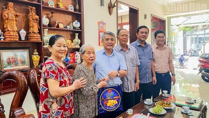 Lãnh đạo phường Quy Nhơn thăm tặng quà Mẹ Việt Nam Anh hùng Lê Thị Khương.