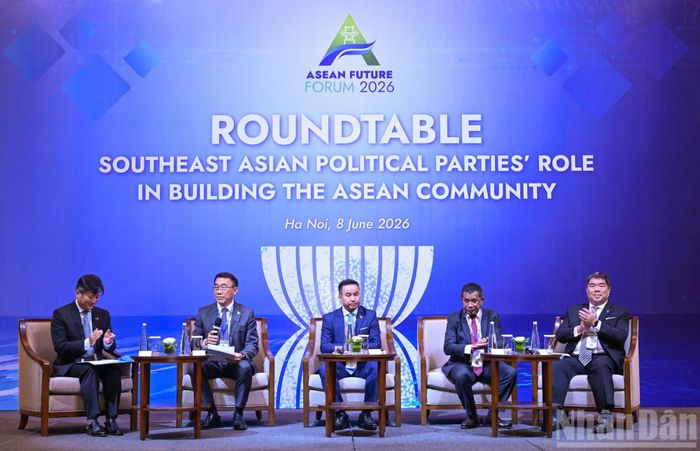Đồng chí Bounleua Phandanouvong, Ủy viên Trung ương Đảng, Trưởng Ban Đối ngoại Trung ương Đảng Nhân dân Cách mạng Lào phát biểu tại tọa đàm. (Ảnh: TRẦN HẢI)
