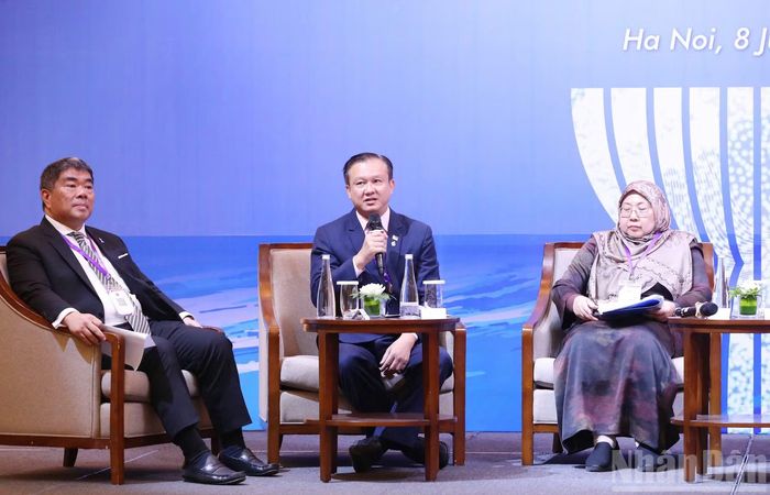 Ông Lee Hong Chuang, đại biểu Quốc hội, đại diện Đảng Hành động Nhân dân Singapore (PAP) nêu ý kiến tại tọa đàm. (Ảnh: TRẦN HẢI)