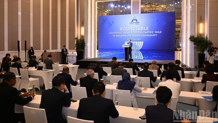Lần đầu tiên, Diễn đàn Tương lai ASEAN có một phiên thảo luận dành riêng cho hợp tác giữa các chính đảng ở Đông Nam Á - một kênh đối thoại mới, bổ sung cho hợp tác giữa chính phủ với chính phủ. (Ảnh: TRẦN HẢI)