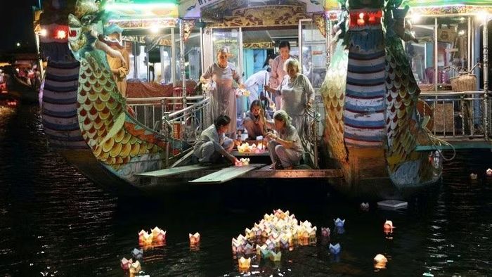 Giữa không gian thơ mộng của dòng Hương Giang, Lễ hội Hoa đăng đã trở thành nơi hội tụ của văn hóa, tâm linh và nghệ thuật.