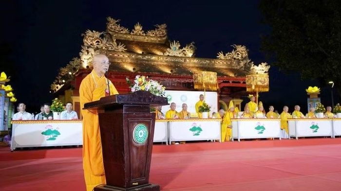 Hòa thượng Thích Huệ Phước, Ủy viên Thường trực Hội đồng Trị sự, Phó Trưởng ban Thường trực Ban Trị sự Giáo hội Phật giáo Việt Nam thành phố Huế, Trưởng Ban Tổ chức phát biểu khai mạc lễ hội.