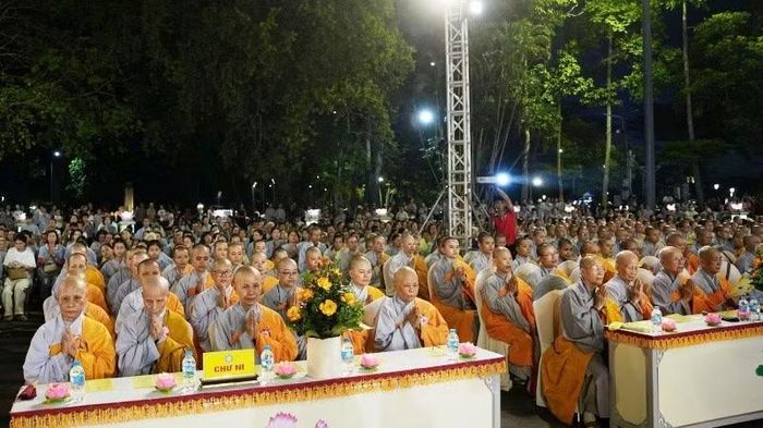 Đông đảo các chư tôn Đức Ni giới cùng đồng bào Phật tử nguyện cầu cho quốc thái dân an, thế giới hòa bình, chúng sinh an lạc.