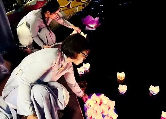  Bà con Phật tử thả hàng trăm hoa đăng từ các thuyền rồng xuống sông Hương. 
