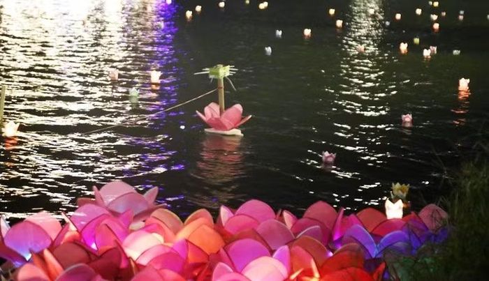  Hòa thượng Thích Huệ Phước cho rằng: Mỗi ngọn hoa đăng được thắp lên là một lời nguyện cầu cho quốc thái dân an, là sự tiếp nối ánh sáng trí tuệ mà Đức Phật đã truyền trao hơn 26 thế kỷ trước. 
