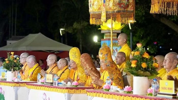 Các chư tôn đức Trưởng lão Thành viên Hội đồng Chứng minh và chư tôn Hòa thượng Chứng minh Ban Trị sự Giáo hội Phật giáo thành phố Huế tham dự lễ hội.