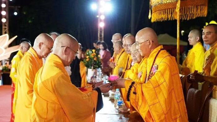 Ban Tổ chức Lễ hội thực hiện nghi thức truyền đăng đối với các chư tôn đức Trưởng lão Thành viên Hội đồng Chứng minh và chư tôn Hòa thượng Chứng minh Ban Trị sự tham dự tại lễ hội.