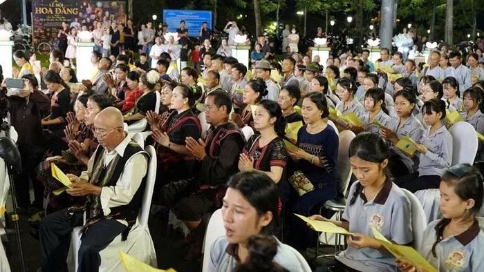 Đông đảo đồng bào Phật tử các giới và nhân dân trong thành phố Huế tham gia cùng lễ hội.