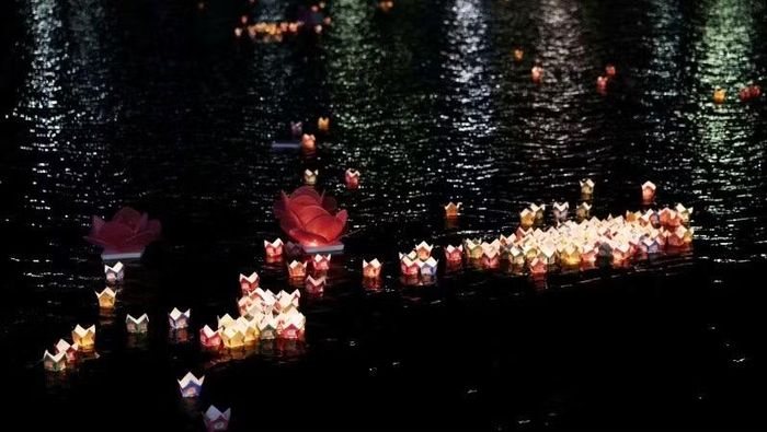  Khi những đóa hoa đăng lặng lẽ xuôi dòng sông Hương trong màn đêm, ánh sáng từ bi và trí tuệ vẫn tiếp tục lan tỏa. 