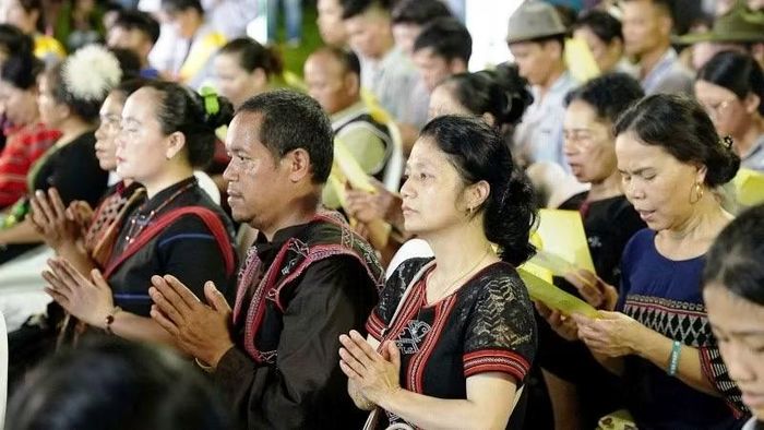 Đồng bào các dân tộc, tôn giáo trong thành phố cùng tham gia cầu nguyện cho quốc thái dân an, thế giới hòa bình, chúng sinh an lạc.
