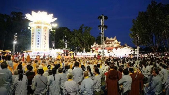 Hàng ngàn tăng ni, Phật tử cùng người dân tham gia lễ hội.