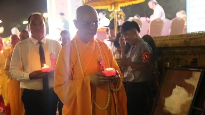 Hòa thượng Thích Huệ Phước, Trưởng Ban Tổ chức Lễ hội cùng lãnh đạo thành phố và các Chư tôn Giáo phẩm Chứng minh tham gia thả những hoa đăng đầu tiên xuống dòng Hương.