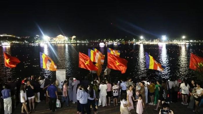  Dòng người hướng ra bờ trước sông Hương - nơi tổ chức sự kiện cùng thả hoa đăng. 