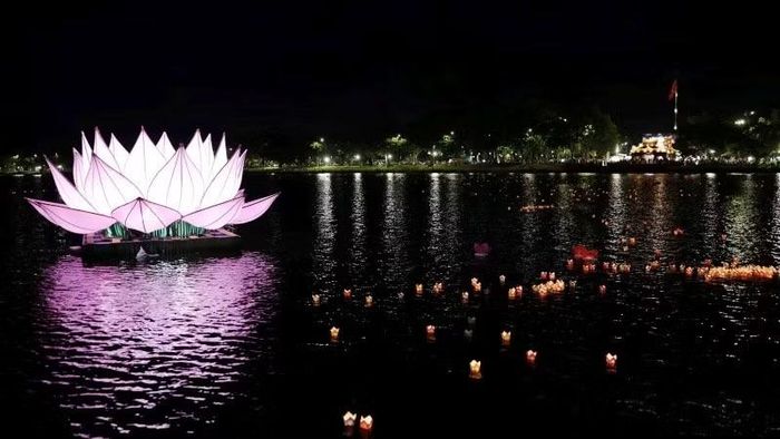 Hoa đăng tượng trưng cho ánh sáng trí tuệ, soi rọi vô minh, hướng con người đến chân - thiện - mỹ.