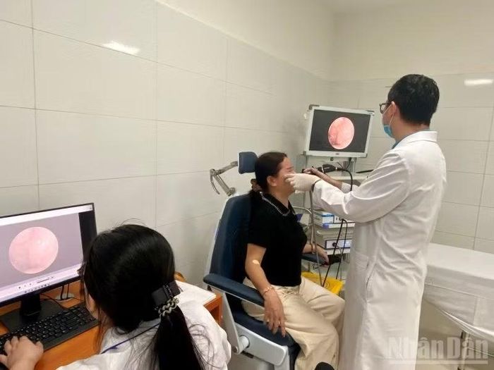Người tham gia bảo hiểm y tế được hưởng 100% chi phí khám, chữa bệnh nếu chi phí cho một lần khám thấp hơn 15% mức lương cơ sở, tương đương 379.500 đồng. (Ảnh: ĐỖ THOA)