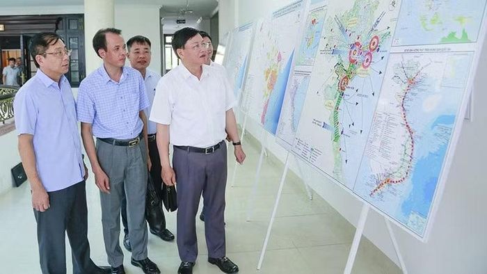 Các đại biểu tham quan trưng bày quy hoạch tỉnh Thanh Hóa.