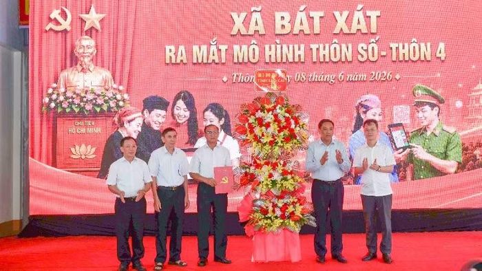 Lãnh đạo tỉnh Lào Cai tặng hoa chúc mừng nhân dân Thôn 4, xã Bát Xát.