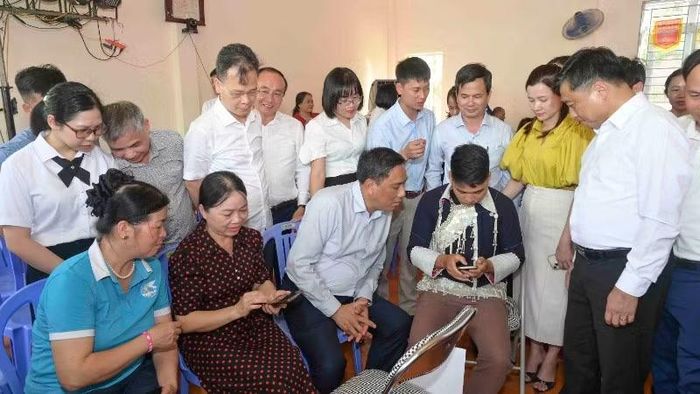 Người dân trực tiếp thao tác trên môi trường số ngay tại Lễ ra mắt mô hình “Thôn số”.