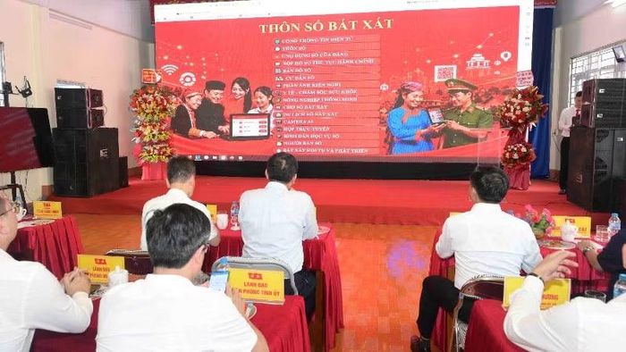 Các đại biểu và người dân trải nghiệm các nội dung liên quan đến mô hình “Thôn số”.