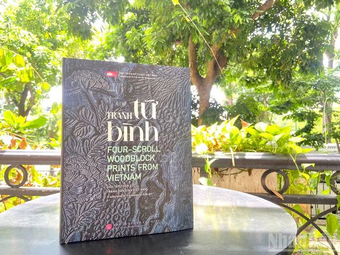 Cuốn sách tái bản "Tranh tứ bình - Sưu tập chọn lọc tranh dân gian” được ấn hành song ngữ Việt-Anh. (Ảnh: CHIÊU ANH)