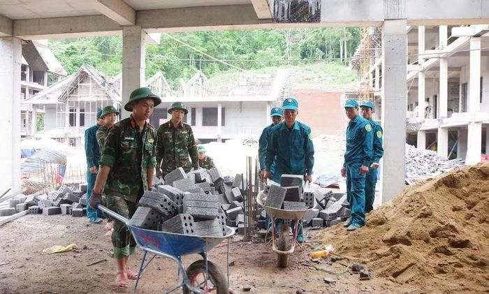 Cán bộ, chiến sĩ lực lượng vũ trang tham gia hỗ trợ thi công các hạng mục trường phổ thông nội trú liên cấp tại khu vực biên giới tỉnh Quảng Trị.