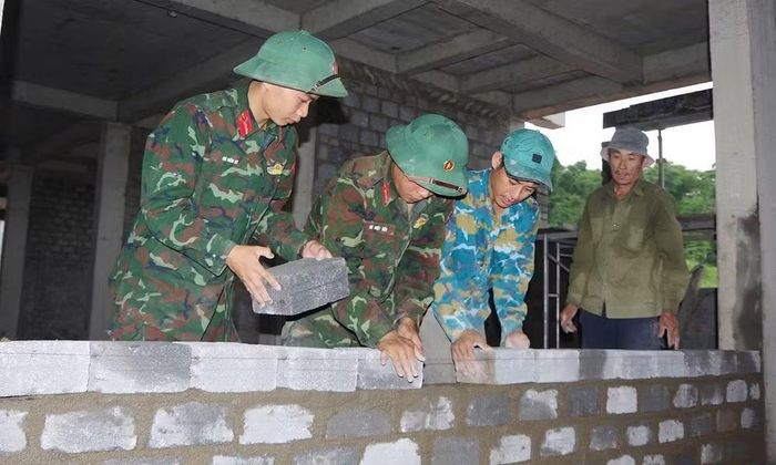 Cán bộ, chiến sĩ Bộ Chỉ huy quân sự tỉnh Quảng Trị tham gia xây dựng các trường phổ thông nội trú liên cấp tiểu học và trung học cơ sở trên địa bàn các xã biên giới.